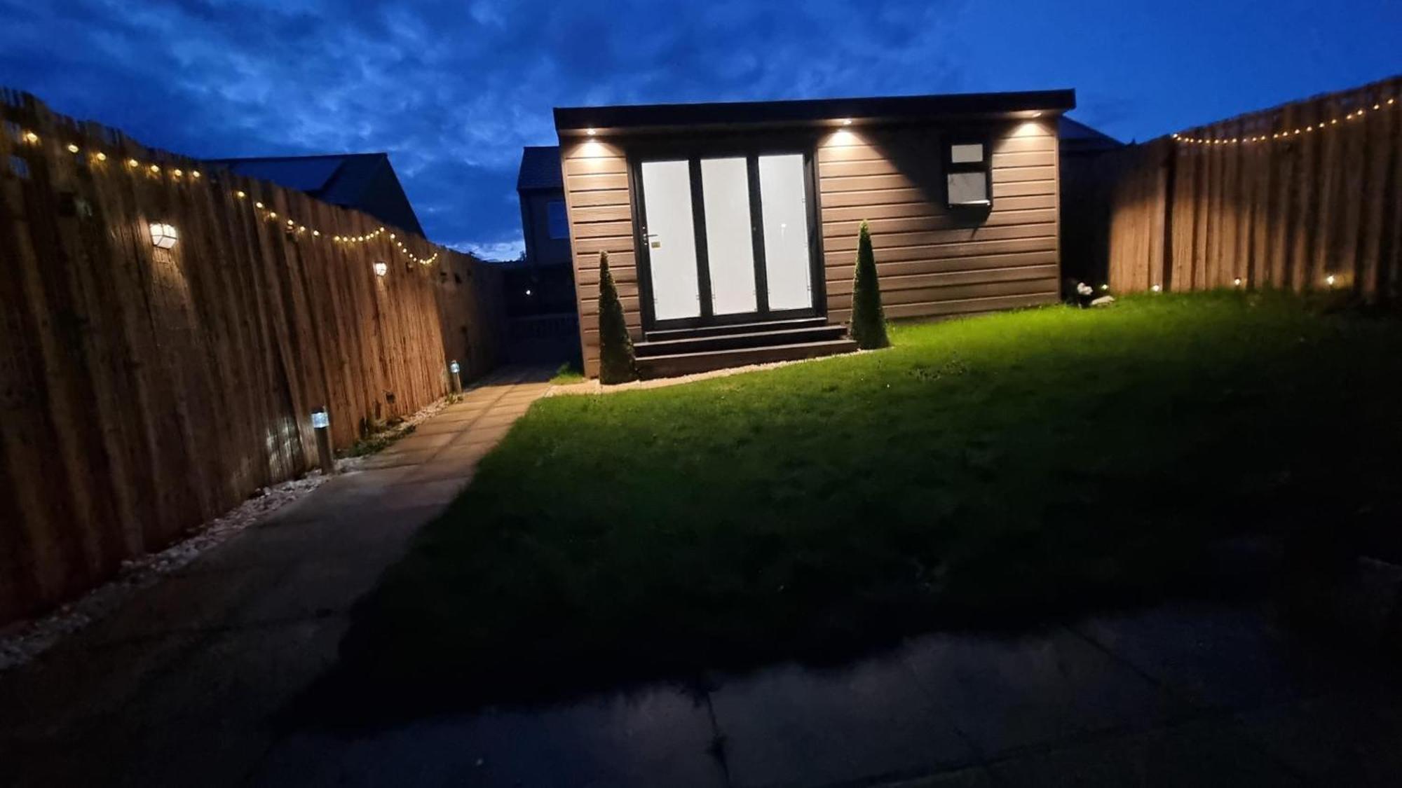 T-I-G-H The Coziest Place Wifi & Netflix Near Roundhay Villa Leeds  Exterior photo
